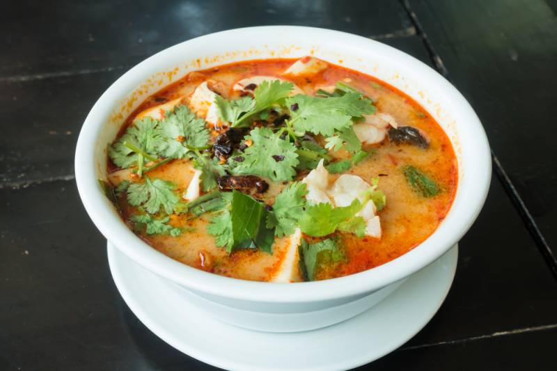 gambar makanan pedas Tom Yum Goong Thai hot spicy soup